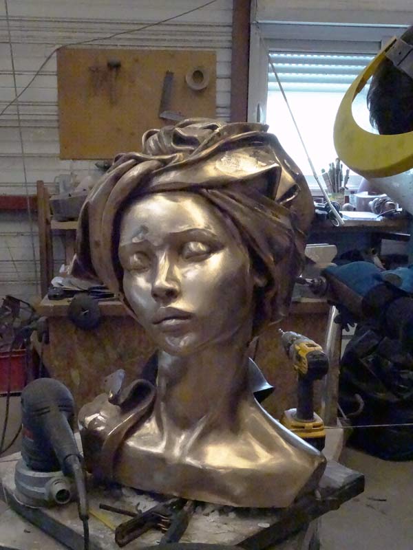 bronze en cours de ciselure "La grande levantine" de Marie-Paule Deville-Chabrolle réalisé par Arnaud Delaigue ART & BRONZE artisan d'art français