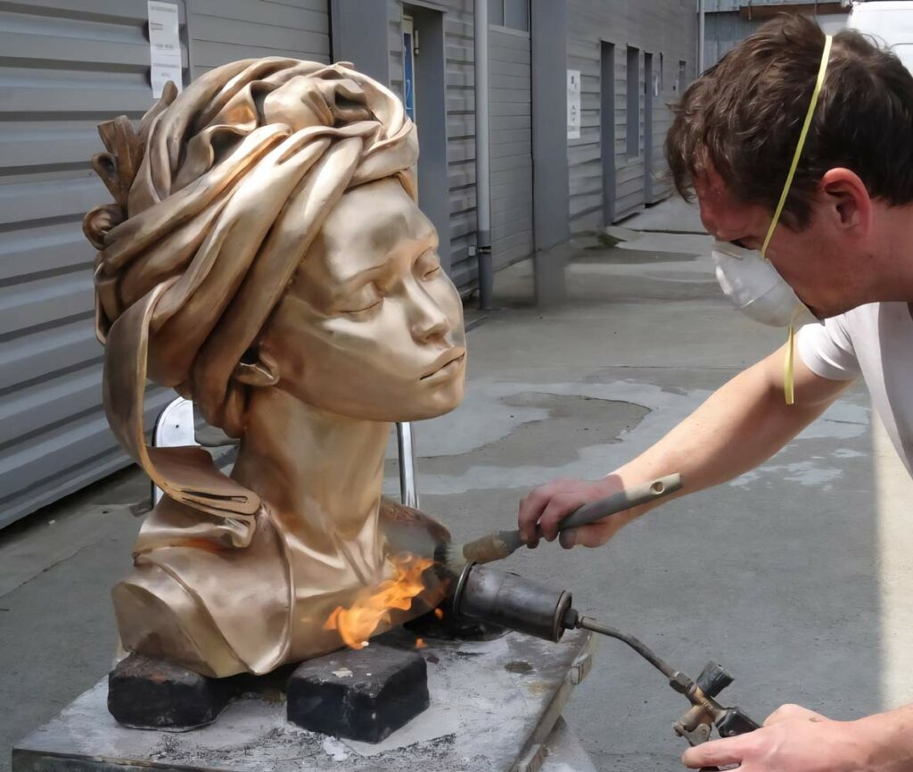 bronze en cours de patine "La grande levantine" de Marie-Paule Deville-Chabrolle par Arnaud Delaigue ART & BRONZE artisan d'art français